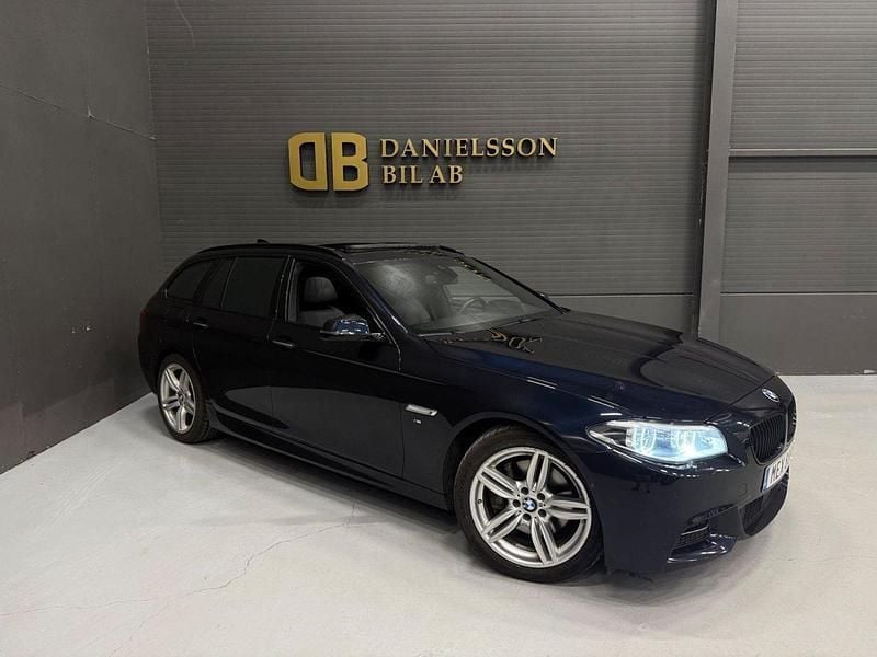Svart Begagnad 2016 BMW 530 M Sport Kombi | 259 800 kr (Dyr) - Bild 1/4