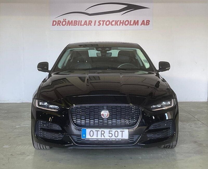 Svart Begagnad 2020 Jaguar XE Sedan | 299 000 kr - Bild 1/4