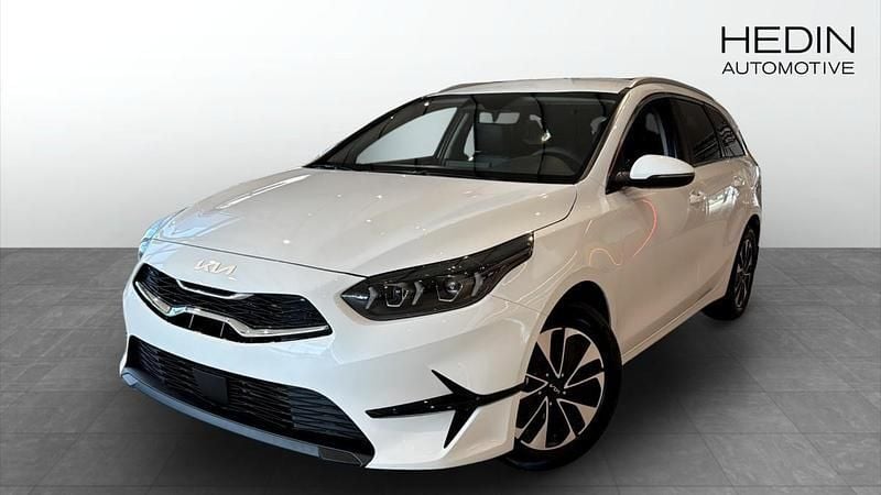 Vit (white) Ny 2025 Kia Ceed Sportswagon Advance Kombi | 292 456 kr (Marknadspris) - Bild 1/4