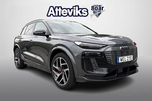 Grå Begagnad 2024 Audi Q6 e-tron S-Line SUV | 829 900 kr (Marknadspris) - Bild 1/4
