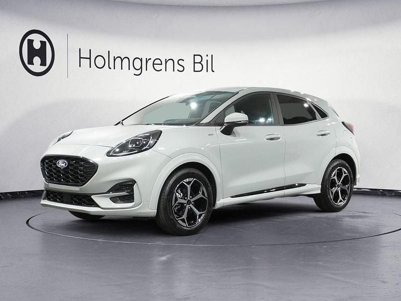 Grå Ny 2025 Ford Puma Gen-E ST-Line SUV | 316 400 kr (Marknadspris) - Bild 1/4