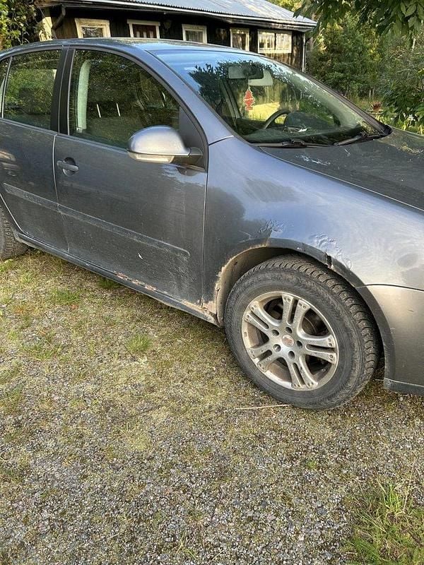 Grå Begagnad 2006 VW Golf V Trendline Halvkombi | 6 000 kr (Superpris) - Bild 1/4