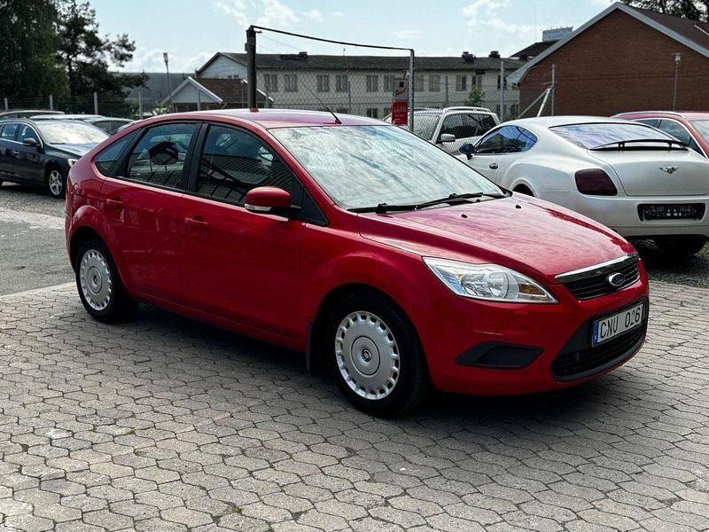 Röd Begagnad 2010 Ford Focus Trend Halvkombi | 34 900 kr (Marknadspris) - Bild 1/4