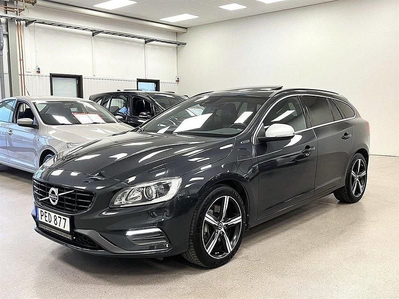 Grå Begagnad 2017 Volvo V60 R-Design Kombi | 229 900 kr (Dyr) - Bild 1/4