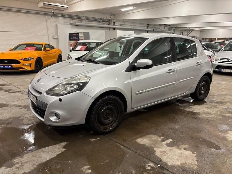 Begagnad Renault Clio R.S. 75 HK (55 kW) 2010 Silver Halvkombi