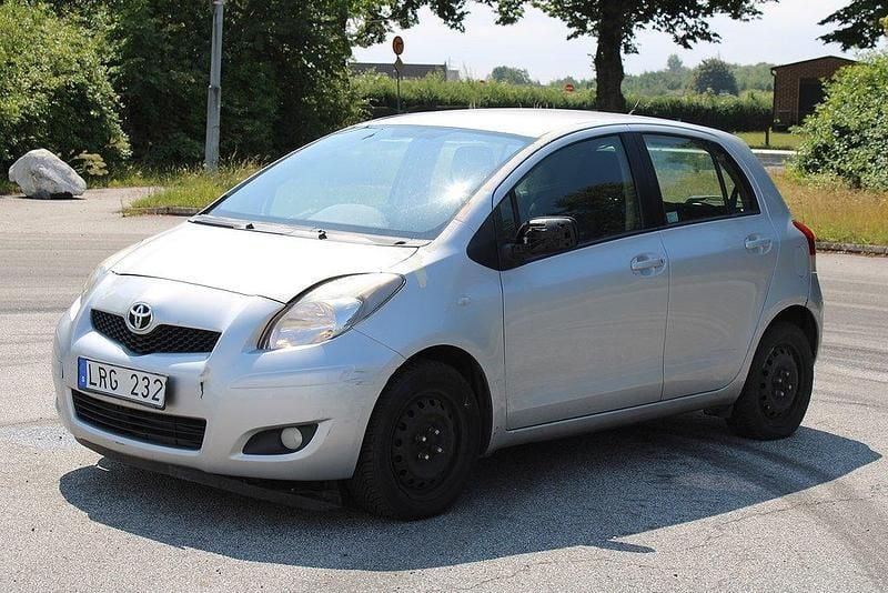 Silver Begagnad 2011 Toyota Yaris Halvkombi | 21 000 kr - Bild 1/4