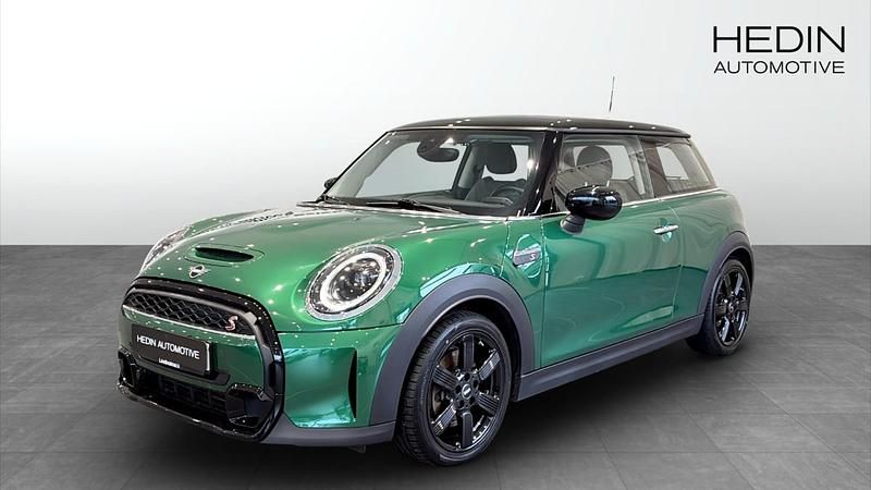 Grön (green) Begagnad 2022 Mini Cooper S Halvkombi | 264 700 kr (Lite dyr) - Bild 1/4