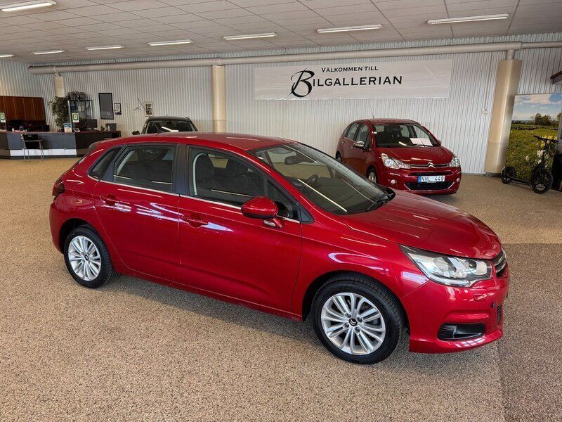 Röd Begagnad 2015 Citroën C4 Halvkombi | 109 000 kr (Marknadspris) - Bild 1/4