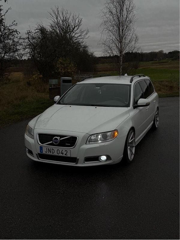 Vit Begagnad 2010 Volvo V70 Momentum Kombi | 97 500 kr (Lite dyr) - Bild 1/4