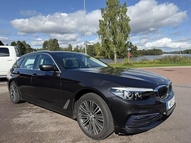 Grå Begagnad 2019 BMW 520 Sport Line Kombi | 239 000 kr (Bra pris) - Bild 1/4
