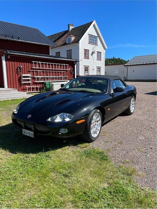 Grå Begagnad 2001 Jaguar XKR Cab | 219 000 kr - Bild 1/4