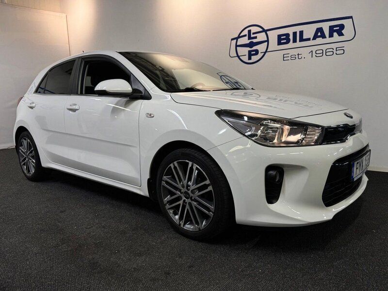 Vit Begagnad 2017 Kia Rio Advance Halvkombi | 139 000 kr (Marknadspris) - Bild 1/4