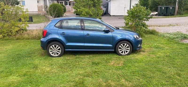 Blå Begagnad 2016 VW Polo Halvkombi | 78 000 kr (Bra pris) - Bild 1/4