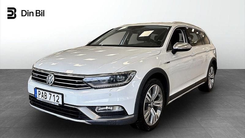 Vit (pure white) Begagnad 2016 VW Passat Alltrack Executive Kombi | 209 800 kr (Marknadspris) - Bild 1/4