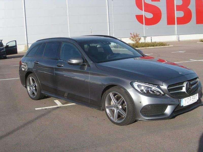 Grå Begagnad 2018 Mercedes C220 AMG line Kombi | 198 000 kr (Bra pris) - Bild 1/4