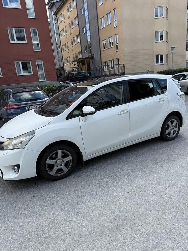 Vit Begagnad 2014 Toyota Verso Edition Minibuss | 123 000 kr (Lite dyr) - Bild 1/4