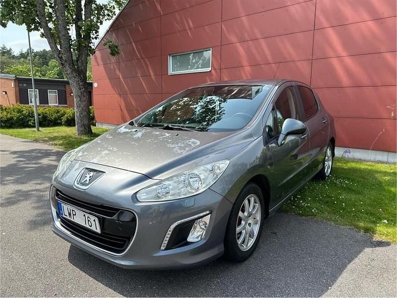 Grå Begagnad 2012 Peugeot 308 Halvkombi | 38 000 kr (Marknadspris) - Bild 1/4