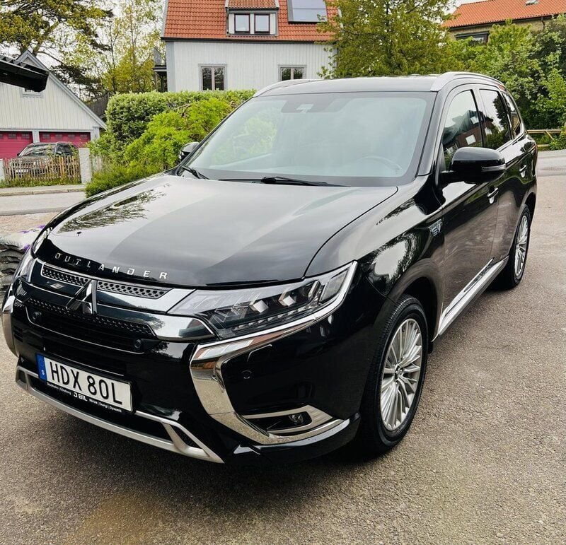 Svart Begagnad 2020 Mitsubishi Outlander P-HEV SUV | 268 990 kr (Marknadspris) - Bild 1/4