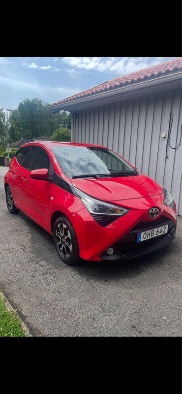 Röd Begagnad 2018 Toyota Aygo X-play Halvkombi | 86 000 kr (Marknadspris) - Bild 1/4