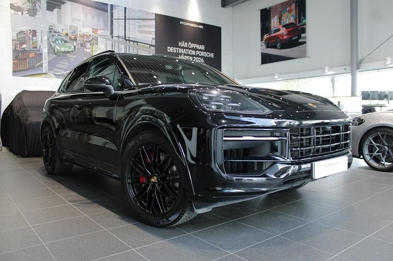 Svart Begagnad 2024 Porsche Cayenne S E-Hybrid SUV | 1 195 000 kr - Bild 1/4