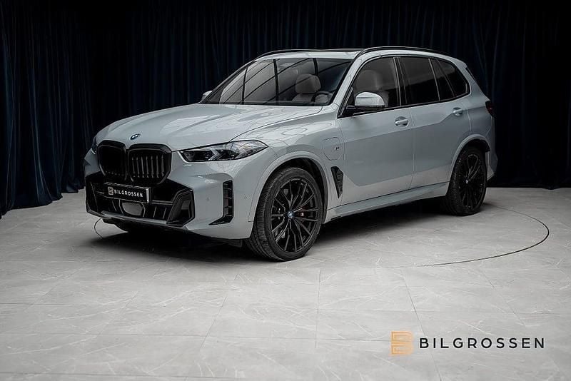 Begagnad BMW X5 M Sport 490 HK (360 kW) 2024 Grå SUV