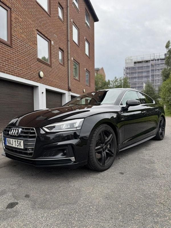 Svart Begagnad 2019 Audi A5 Sportback S-Line Halvkombi | 269 000 kr (Marknadspris) - Bild 1/4