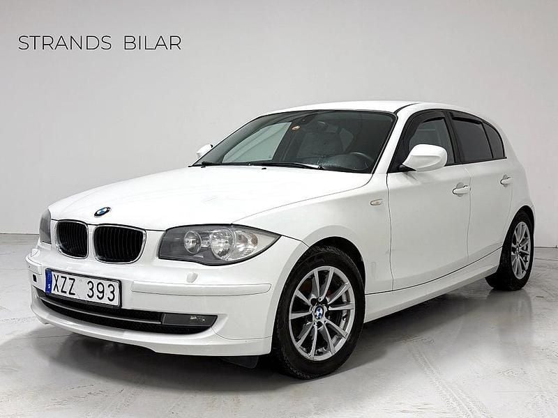 Vit Begagnad 2011 BMW 116 Comfort Edition Halvkombi | 49 000 kr (Superpris) - Bild 1/4