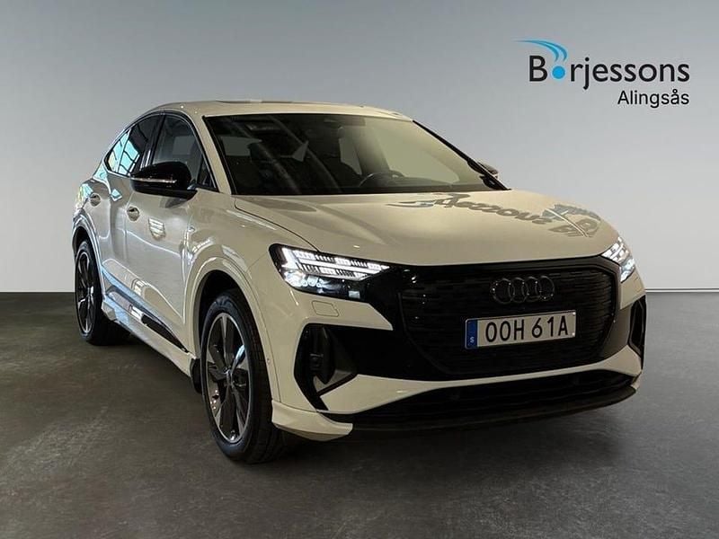 Glaciärvit metallic Begagnad 2024 Audi Q4 Sportback e-tron Proline SUV | 549 900 kr (Dyr) - Bild 1/4