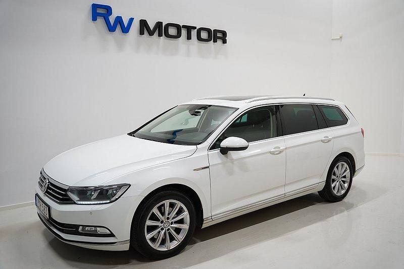 Vit Begagnad 2015 VW Passat Executive Kombi | 184 800 kr (Marknadspris) - Bild 1/4
