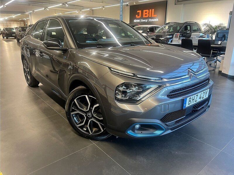 Grå Begagnad 2022 Citroën e-C4 Feel Halvkombi | 179 900 kr (Marknadspris) - Bild 1/4