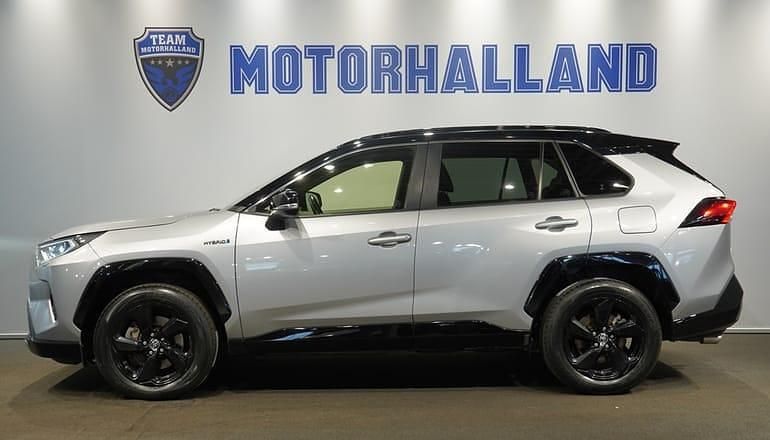 Grå Begagnad 2021 Toyota RAV4 Hybrid SUV | 314 900 kr (Marknadspris) - Bild 1/4