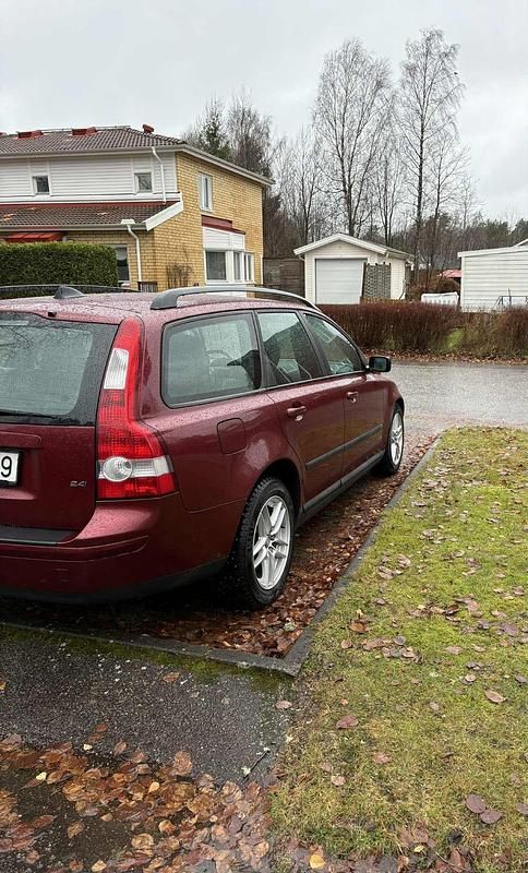 Mörkröd Begagnad 2005 Volvo V50 Kombi | 38 500 kr (Dyr) - Bild 1/4