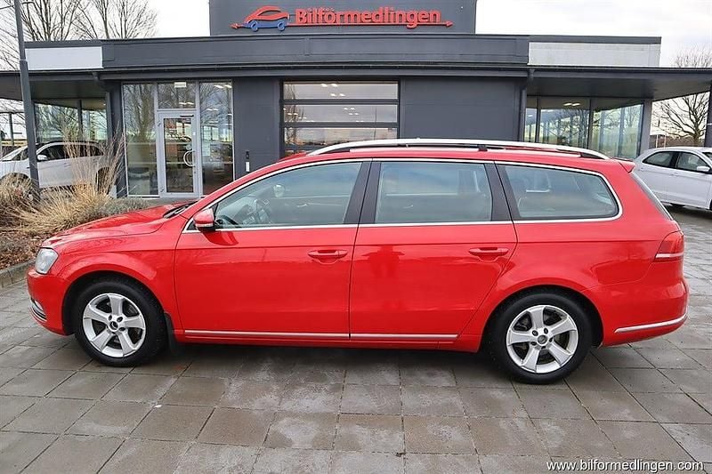 Röd samma som bilen Begagnad 2014 VW Passat Kombi | 89 900 kr (Superpris) - Bild 1/4