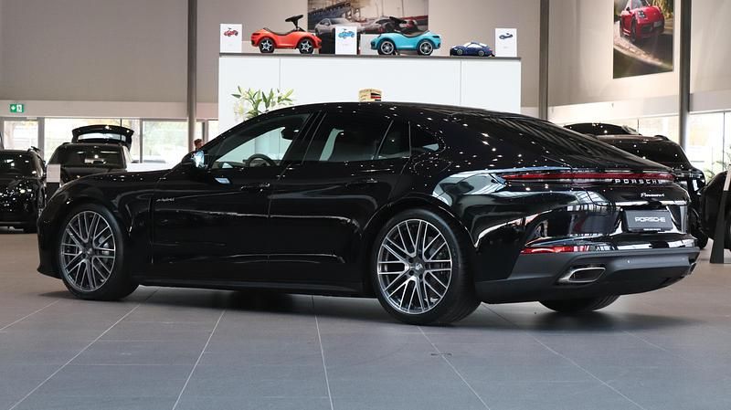 Ny Porsche Panamera 4 2026 Svart Sedan