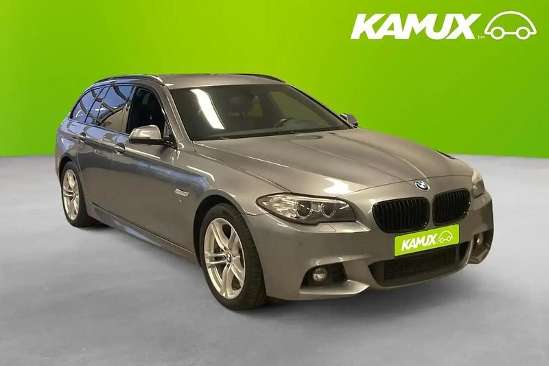 Grå Begagnad 2016 BMW 520 M Sport Kombi | 179 900 kr (Lite dyr) - Bild 1/4