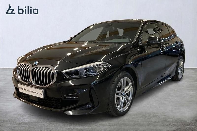 Svart Begagnad 2022 BMW 118 M Sport Halvkombi | 279 000 kr (Lite dyr) - Bild 1/4