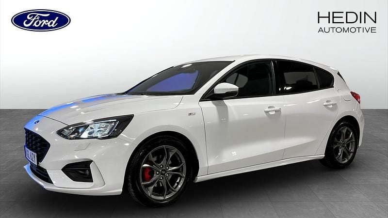 Frozen white Begagnad 2021 Ford Focus ST-Line Halvkombi | 199 900 kr (Marknadspris) - Bild 1/4