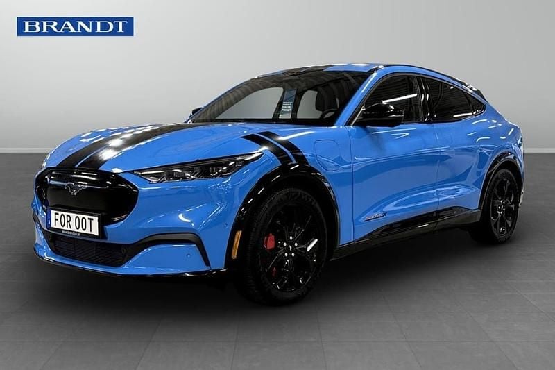 Blå Begagnad 2023 Ford Mustang Mach-E SUV | 449 900 kr (Dyr) - Bild 1/3