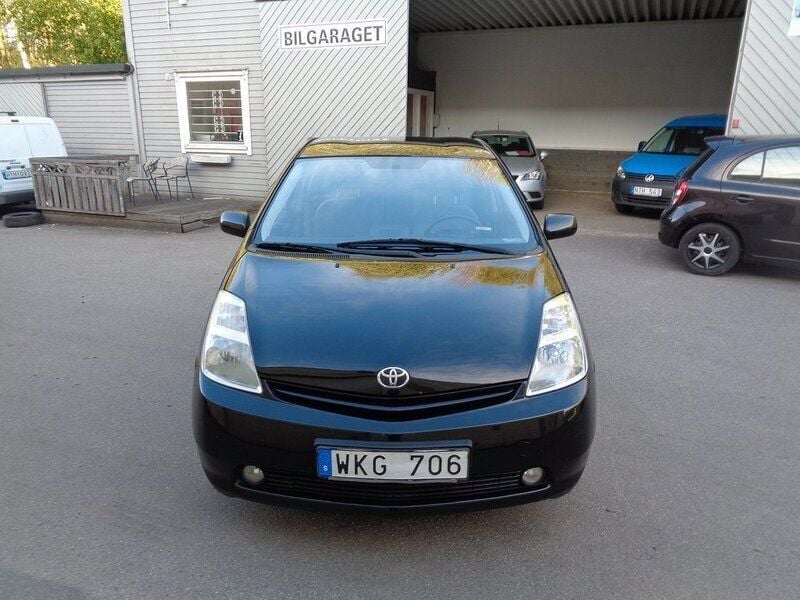 Svart Begagnad 2004 Toyota Prius Halvkombi | 69 900 kr (Marknadspris) - Bild 1/4