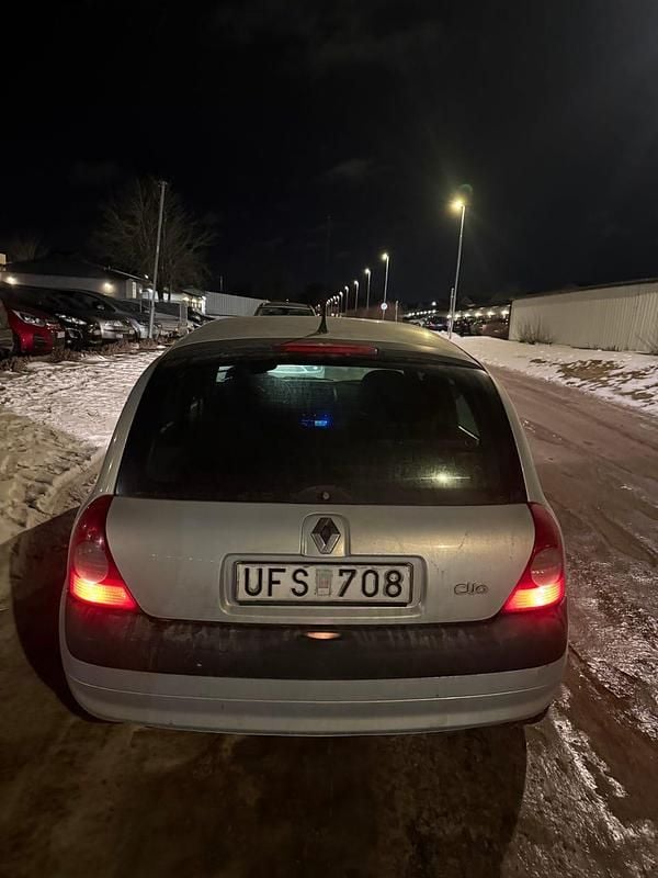 Begagnad Renault Clio II 75 HK (55 kW) 2003 Halvkombi