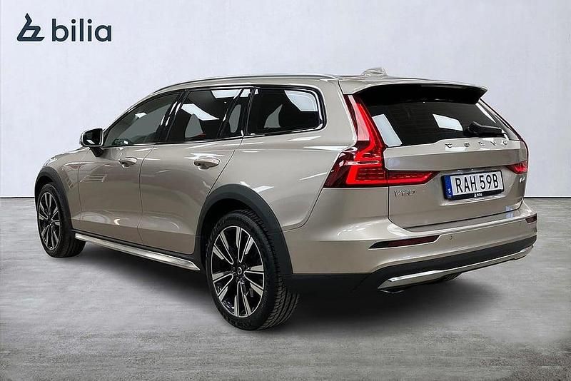 Begagnad Volvo V60 CC Core 200 HK (147 kW) 2023 Ljusgrå Kombi