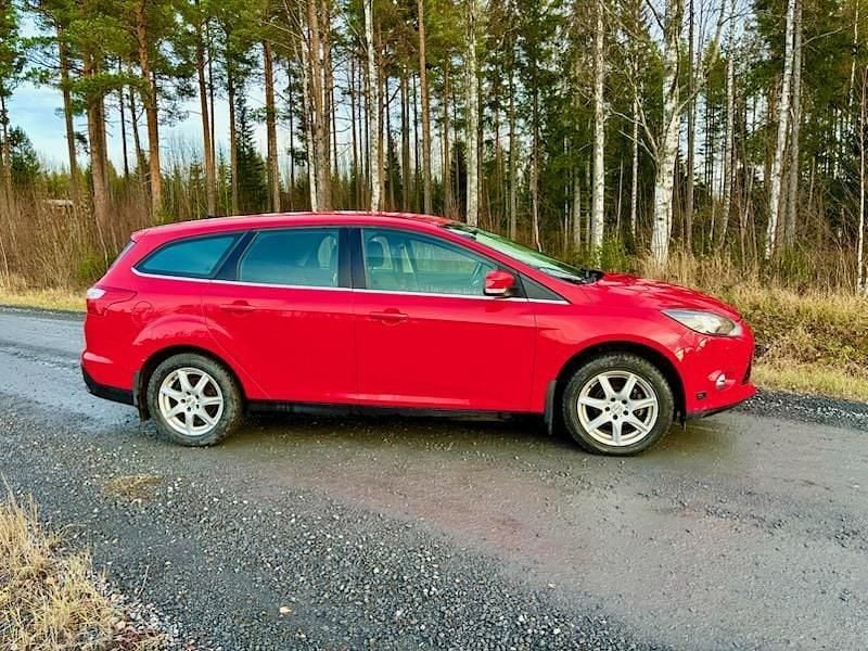 Röd Begagnad 2012 Ford Focus Titanium Kombi | 59 000 kr (Marknadspris) - Bild 1/4