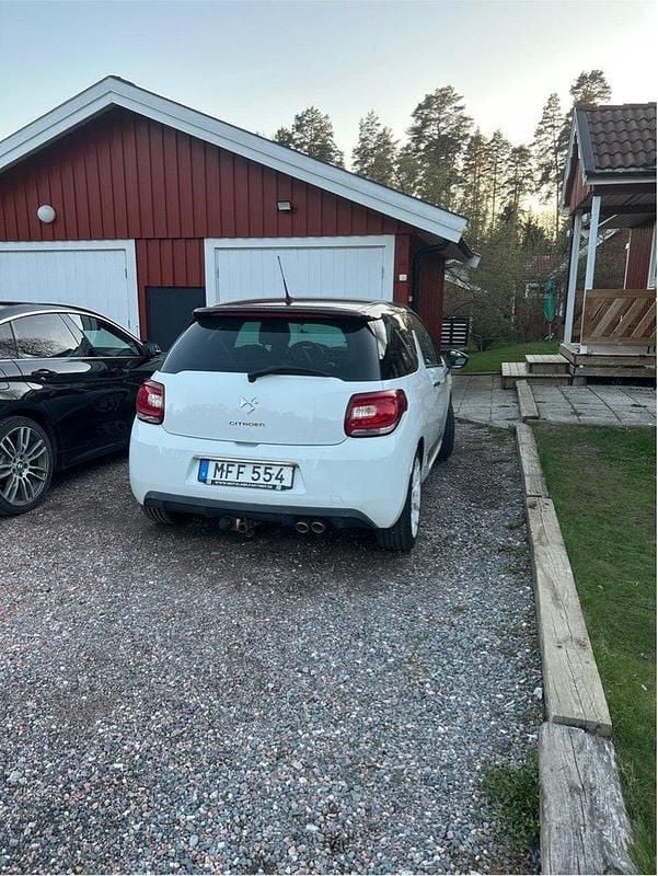 Vit Begagnad 2012 Citroën DS3 Halvkombi | 59 000 kr (Lite dyr) - Bild 1/3