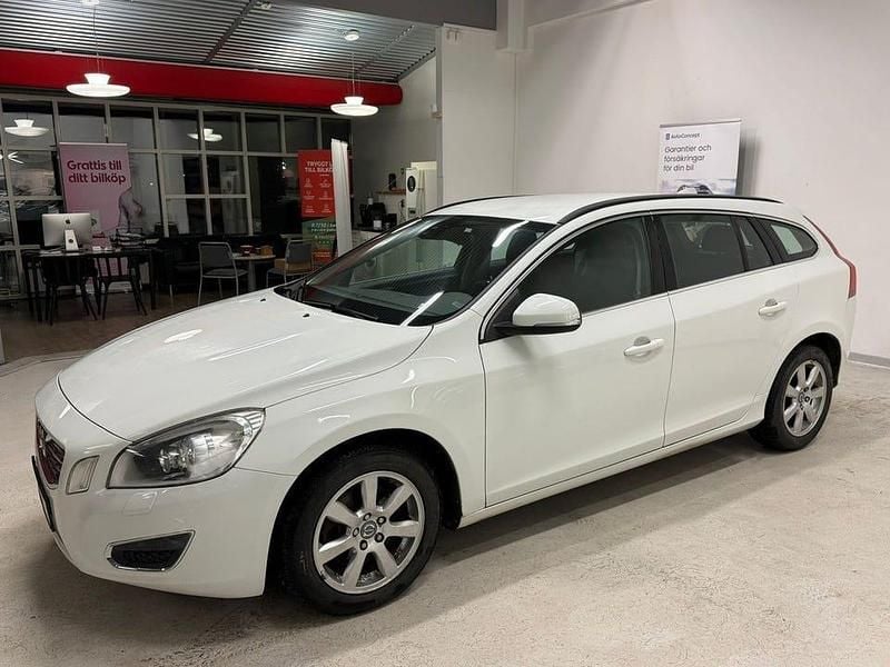 Begagnad Volvo V60 Momentum 203 HK (149 kW) 2011 Vit Kombi
