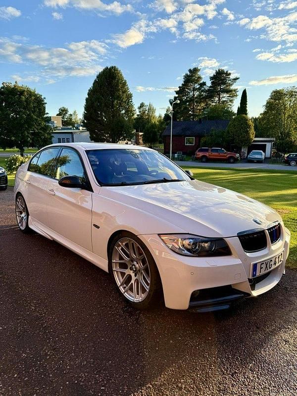 Vit Begagnad 2007 BMW 335 Comfort Edition Sedan | 159 000 kr (Marknadspris) - Bild 1/4