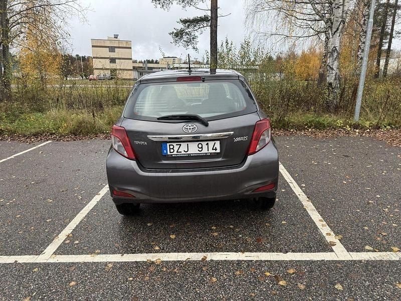 Grå Begagnad 2013 Toyota Yaris Active Halvkombi | 79 900 kr (Bra pris) - Bild 1/4