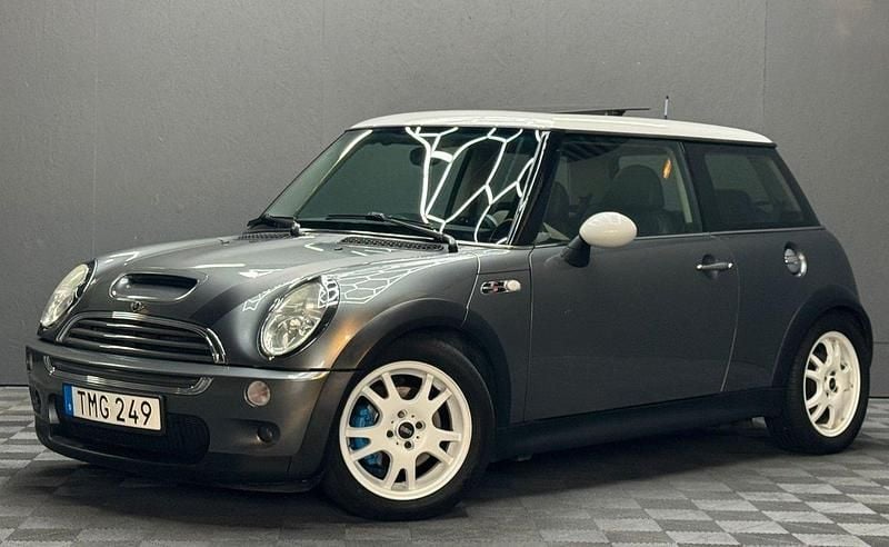 Mörkgrå (grå) Begagnad 2002 Mini Cooper S Sport Halvkombi | 49 900 kr (Dyr) - Bild 1/4
