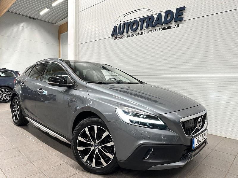 Grå Begagnad 2019 Volvo V40 CC Pro Kombi | 184 900 kr (Marknadspris) - Bild 1/4