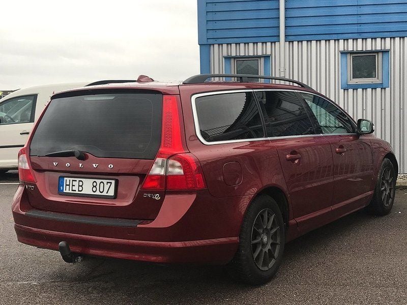 Begagnad Volvo V70 Momentum 108 HK (79 kW) 2010 Röd Kombi