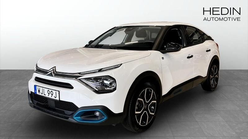 Vit (white) Begagnad 2022 Citroën e-C4 Feel Halvkombi | 209 800 kr (Marknadspris) - Bild 1/4